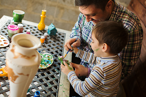 포토 JPG 해외이미지 모양 교육 행복 아들 얼굴 어린이 가족 놀이 탁자 주택 함께함 실내 사랑 미술 미소 사람 앉기 소년 두명 목재 컬러풀 연필 꽃병 페인트 유치원 놀이방 방 머그컵 흰색 아기 아빠 그림 예술가 페인트붓 걸음마 해외포토 나무 남자 꽃 감정 컬러 가구 컨셉 재료 관계 모션 문화예술 학용품 표정 내부 건물 신체부위 컵 필기구 붓 파일형식 이미지허브