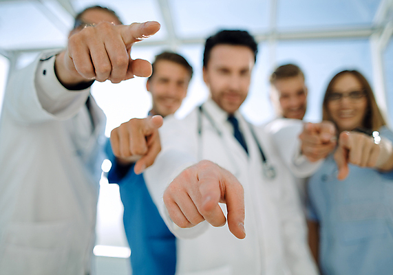 포토 JPG 해외이미지 서양인 여자 남자 협력 여러명 상반신 성인 아웃포커스 의료진 가리킴 의사가운 비즈니스맨 비즈니스우먼 동료 성인만 해외포토 외국인 직업 다수 비즈니스 의학 관계 촬영기법 사람 손짓 의사 가운 직장인 파일형식 이미지허브