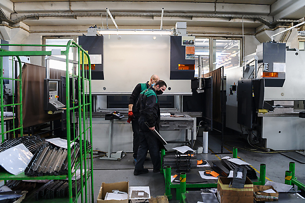 포토 JPG 해외이미지 전신 남자 산업 공장 실내 안전 성인 두명 옆모습 기계 장비 기구 공구 작업 자동 성인남자만 해외포토 뷰포인트 공업 사람 내부 도구 남자만 성인만 파일형식 이미지허브