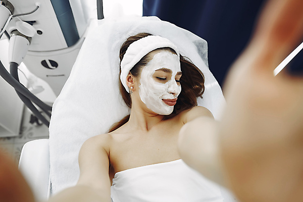 포토 JPG 해외이미지 백인 모델 라이프스타일 응시 여자 얼굴 신체 건강 가면 한명 성인 치료 뷰티 스파 화장품 흰색 신선 씻기 수분 피부 어깨 피부관리 외과 테라피 내추럴 돌봄 리프팅 보습 완벽 디톡스 해외포토 서양인 1 시선 컬러 컨셉 의학 모션 병원 사람 생활 신체부위 청결 파일형식 이미지허브