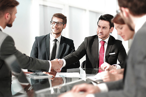 포토 JPG 해외이미지 응시 여자 남자 비즈니스 협력 악수 실내 협상 여러명 상반신 성인 앞모습 옆모습 비즈니스맨 소프트포커스 성인만 해외포토 시선 뷰포인트 다수 촬영기법 사람 손짓 내부 직장인 파일형식 이미지허브