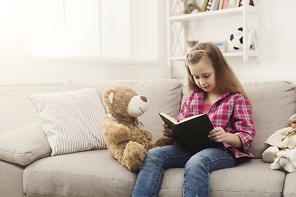 포토 JPG 해외이미지 백인 여자 어린이 실내 한명 들기 앉기 상반신 옆모습 책 소파 독서 곰인형 집중 소녀한명만 해외포토 서양인 1 인형 뷰포인트 컨셉 의자 모션 사람 내부 여자한명만 소녀만 파일형식 이미지허브