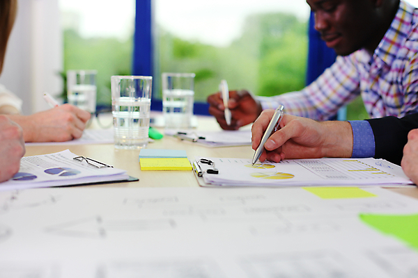 포토 JPG 해외이미지 직업 교육 회사 통계 협력 노동자 설명 한명 금융 컴퓨터 터치패드 알약 디지털 자료 가리킴 작업 발표 계획 상담원 휴대용 토론 무선전화기 분석 보고서 상담 보여주기 해결 진행 리뷰 분석가 세미나 업그레이드 인턴 정중 조언 터치스크린 경제학 콜라보레이션 해외포토 1 컨셉 비즈니스 모션 사람 손짓 경제 전자제품 약 사무원 전화기 오브젝트 파일형식 이미지허브