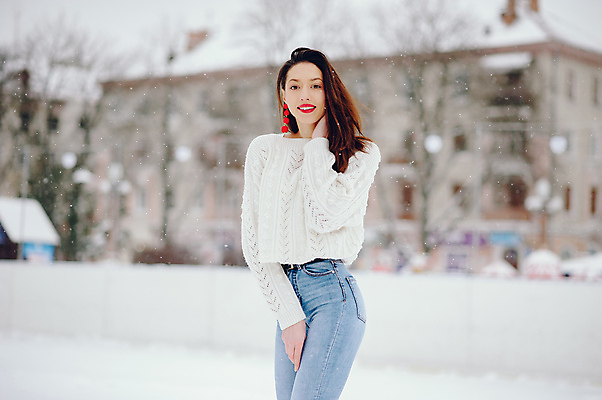 포토 JPG 해외이미지 백인 모델 1 라이프스타일 손 옷 계절 공원 여자 행복 얼굴 백그라운드 크리스마스 겨울 자연 날씨 휴가 한명 사람 야외 빨간색 뷰티 유행 냉동 검은색 추위 흰색 스웨터 서리 긍정 해외포토 서양인 공공시설 기념일 감정 컬러 컨셉 상의 생활 신체부위 생태계 파일형식 이미지허브