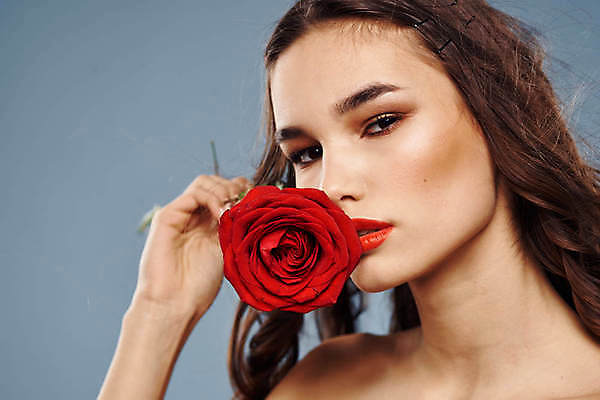 포토 JPG 해외이미지 백인 응시 여자 포즈 한명 들기 상반신 성인 앞모습 화장 뷰티 장미 성인여자한명만 해외포토 서양인 1 시선 꽃 뷰포인트 모션 사람 여자한명만 성인여자만 파일형식 이미지허브