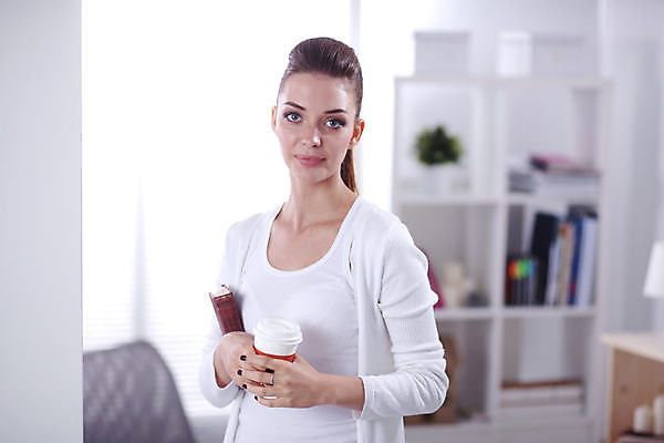 포토 JPG 해외이미지 백인 직업 1 라이프스타일 여자 행복 종이 얼굴 커피 벽 비즈니스 한명 서기 미소 사람 성인 책 컵 금융 사무실 우주 재킷 흰색 잡기 작업 비즈니스우먼 대표 경영자 문서 문제 고용 효율 유일 해외포토 서양인 식기 감정 음료 컬러 컨셉 모션 표정 생활 신체부위 경제 외투 구직 직장인 리더 채용 파일형식 이미지허브