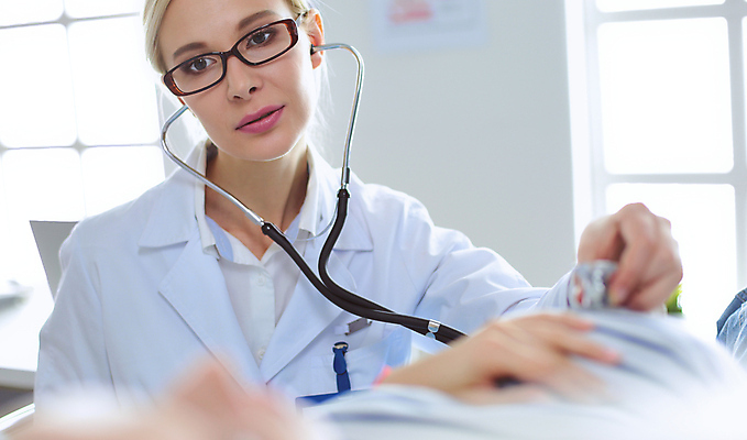 포토 JPG 해외이미지 직업 응시 여자 청진기 건강 병원 대화 한명 미소 노트북 약 듣기 시험 환자 의사 흰색 긴급 가리킴 기록 질병 구조원 문서 약속 처방 방문 문제 돌봄 물리치료사 서류판 소아과의사 심장병 해외포토 1 시선 교육 컬러 의학 의료기기 모션 표정 말하기 사람 손짓 전자제품 사무용품 의료진 치료사 파일형식 이미지허브