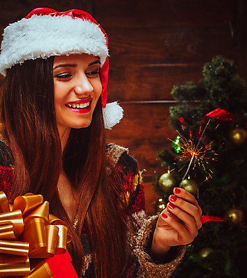 포토 JPG 해외이미지 백인 라이프스타일 손 여자 행복 크리스마스 겨울 불 휴가 새해 기념 폭죽 선물 한명 이벤트 장식 빛 뷰티 파티 축제 축하 우아함 야간 날씬함 만족 크리스마스이브 성인여자만 나무배경 해외포토 자연요소 서양인 1 계절 기념일 감정 백그라운드 컨셉 사람 생활 신체부위 몸매 여자만 성인만 파일형식 이미지허브