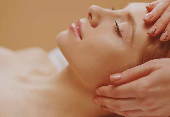 포토 JPG 해외이미지 손 여자 실내 한명 근접촬영 상반신 성인 옆모습 신체부위 뷰티 눈감음 피부관리 감싸기 성인여자한명만 갈색배경 해외포토 1 뷰포인트 백그라운드 모션 사람 내부 갈색 여자한명만 성인여자만 파일형식 이미지허브