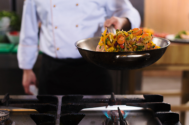 포토 JPG 해외이미지 남자 음식 실내 요리 한명 들기 상반신 성인 앞모습 주방 요리사 굽기 성인남자한명만 웍 해외포토 직업 1 뷰포인트 모션 주방용품 사람 내부 구이 남자한명만 성인남자만 파일형식 이미지허브