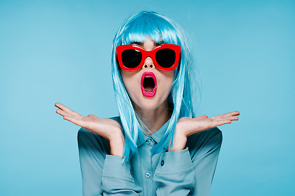 포토 JPG 해외이미지 여자 하늘색 입벌림 한명 상반신 성인 앞모습 선글라스 놀람 가발 성인여자한명만 힙스터 해외포토 1 패션 감정 안경 뷰포인트 표정 사람 파란색 여자한명만 성인여자만 파일형식 이미지허브