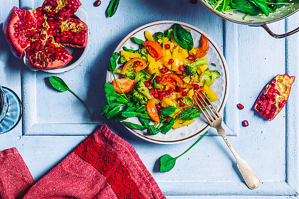 포토 JPG 해외이미지 손 여자 음식 백그라운드 다이어트 재료 방울토마토 탁자 오이 치즈 식이요법 요리 사람없음 빨간색 파란색 컬러풀 노란색 주방 요식업 식당 요리사 저녁식사 봄 신선 사발 닫기 맛 혼합 먹기 유기농 브런치 점심식사 핸드메이드 비건 맛있는 페타치즈 해외포토 직업 웰빙 계절 산업 컬러 가구 컨셉 토마토 채소 모션 유제품 건강 사람 신체부위 상점 식사 사기그릇 채식주의자 파일형식 이미지허브