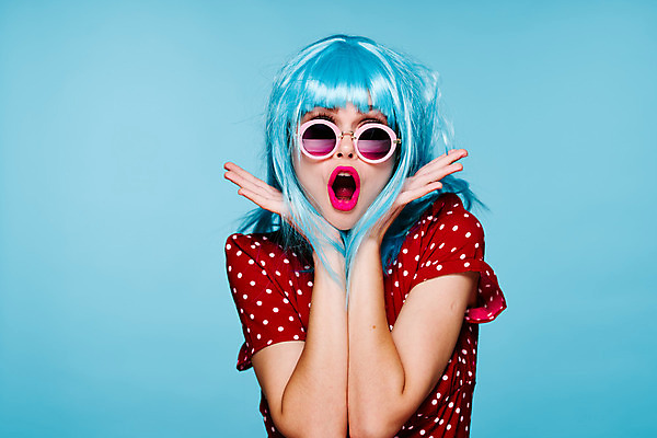 포토 JPG 해외이미지 여자 하늘색 입벌림 한명 상반신 성인 앞모습 선글라스 가발 꽃받침 성인여자한명만 힙스터 해외포토 1 패션 안경 뷰포인트 표정 사람 손짓 파란색 여자한명만 성인여자만 파일형식 이미지허브
