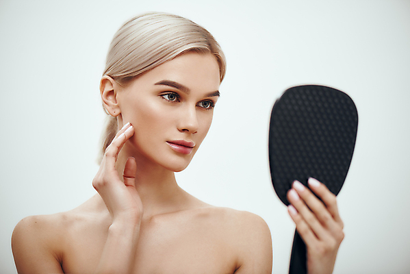 포토 JPG 해외이미지 백인 응시 여자 한명 들기 상반신 성인 앞모습 뷰티 흰배경 손거울 스킨케어 성인여자한명만 해외포토 서양인 1 시선 뷰포인트 백그라운드 모션 사람 거울 흰색 여자한명만 성인여자만 파일형식 이미지허브