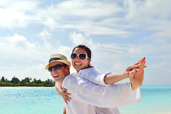 포토 JPG 해외이미지 주간 라이프스타일 커플 여자 남자 데이트 휴식 사랑 상반신 성인 해변 야외 두명 옆모습 선글라스 손잡기 맑음 성인만 해외포토 자연요소 감정 안경 바다 뷰포인트 컨셉 관계 모션 날씨 사람 생활 파일형식 이미지허브