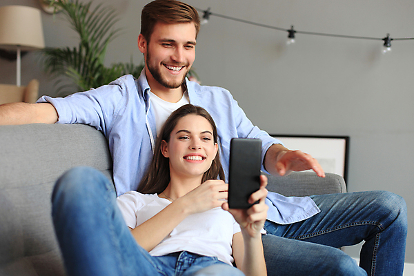 포토 JPG 해외이미지 커플 응시 남자 행복 겨울 데이트 가족 놀이 모바일 주택 말하기 대화 웃음 사람 두명 가로 친구 스마트폰 핸드폰 소파 텔레비전 방 흐름 게임 관찰 날짜 스마트 영화 검색 보여주기 나눔 온라인 리빙 동영상 해외포토 시선 계절 감정 컨셉 의자 관계 모션 문화예술 표정 건물 전자제품 스마트기기 파일형식 이미지허브