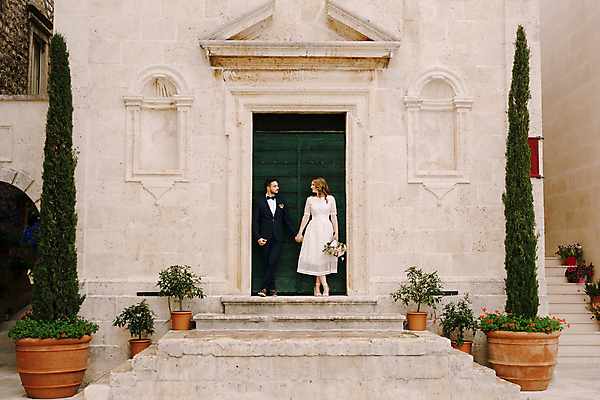 포토 JPG 해외이미지 주간 전신 커플 여자 남자 결혼 서기 성인 야외 두명 건물 앞모습 문 마주보기 손잡기 신랑신부 성인만 웨딩촬영 해외포토 자연요소 건축물 신부_웨딩 뷰포인트 신랑 관계 모션 사람 이벤트 기념사진 파일형식 이미지허브