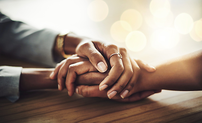 포토 JPG 해외이미지 주간 라이프스타일 손 탁자 함께함 야외 두명 신체부위 빛 손잡기 도움 책상 보케 돌봄 해외포토 자연요소 가구 컨셉 모션 사람 생활 파일형식 이미지허브