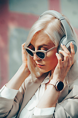 포토 JPG 해외이미지 백인 라이프스타일 여자 행복 감정 얼굴 음악 인터넷 노래 휴식 거리 한명 사람 야외 스마트폰 금발 선글라스 뷰티 유행 헤드폰 듣기 표현 무선전화기 스타일 힙스터 해외포토 서양인 1 헤어스타일 패션 안경 음향기기 컨셉 모션 문화예술 생활 신체부위 핸드폰 스마트기기 전화기 파일형식 이미지허브