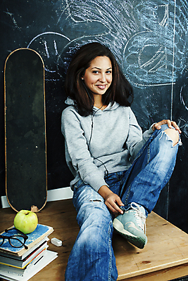 포토 JPG 해외이미지 백인 1 학생 응시 여자 교육 행복 어린이 벽 백그라운드 학교 휴식 매달리기 한명 서기 미소 사람 10대 책 초록색 칠판 닫기 중앙 사과 시원함 문제 히스패닉 나쁜 옛날 진짜 힙스터 해외포토 서양인 시선 패션 감정 컬러 컨셉 과일 모션 청소년 표정 파일형식 이미지허브