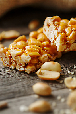 포토 JPG 해외이미지 디저트 실내 사람없음 아웃포커스 견과류 소프트포커스 가루 땅콩 나무탁자 터키음식 해외포토 음식 탁자 촬영기법 내부 동양음식 파일형식 튀르키예 이미지허브