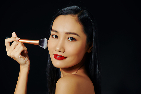 포토 JPG 해외이미지 여자 실내 한명 들기 동양인 상반신 성인 옆모습 화장 뷰티 검은색 볼터치 메이크업브러쉬 성인여자한명만 해외포토 1 뷰포인트 컬러 모션 사람 인종 내부 붓 여자한명만 성인여자만 파일형식 이미지허브