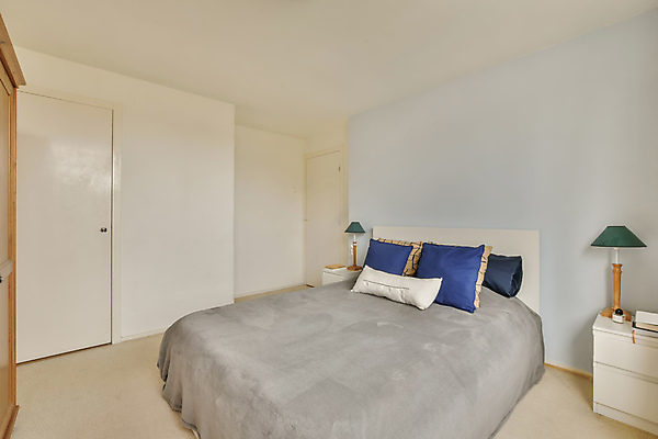 포토 JPG 해외이미지 베개 실내 사람없음 인테리어 문 침실 침대 심플 수면등 해외포토 디자인 가구 침구 조명 내부 파일형식 이미지허브