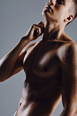 포토 JPG 해외이미지 백인 남자 포즈 회색배경 실내 한명 상반신 성인 옆모습 땀 근육질 성인남자한명만 땀흘리기 바디프로필 해외포토 서양인 1 뷰포인트 백그라운드 컨셉 근육 사람 내부 헬스 회색 몸매 남자한명만 성인남자만 파일형식 이미지허브