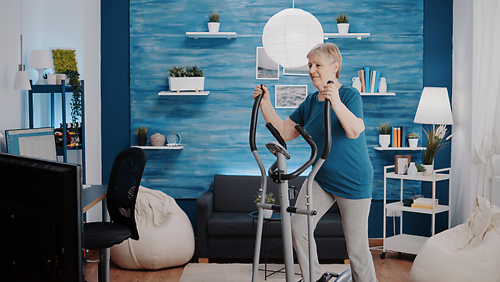 포토 JPG 해외이미지 라이프스타일 여자 노년 할머니 건강 한명 상반신 옆모습 운동복 운동 운동기구 잡기 승차 연습 노인여자한명만 해외포토 1 옷 뷰포인트 모션 사람 성인 생활 헬스 여자한명만 노인여자만 파일형식 이미지허브