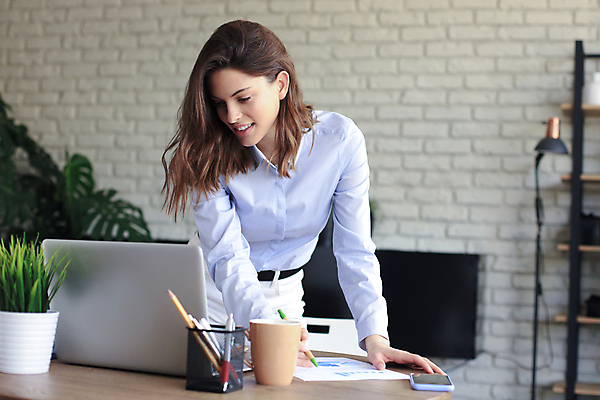 포토 JPG 해외이미지 백인 직업 라이프스타일 여자 행복 무기 인터넷 비즈니스 사업가 성공 노동자 주택 실내 한명 서기 미소 노트북 컴퓨터 사무실 상점 기쁨 업무 작업 비즈니스우먼 자신감 E 상담원 작음 책상 컨설턴트 상업 긍정 온라인 주인 경영 셀프 접기 해외포토 서양인 1 알파벳 감정 가구 컨셉 모션 표정 사람 내부 건물 생활 전자제품 직장인 사무원 전문직 크기 상담 파일형식 이미지허브