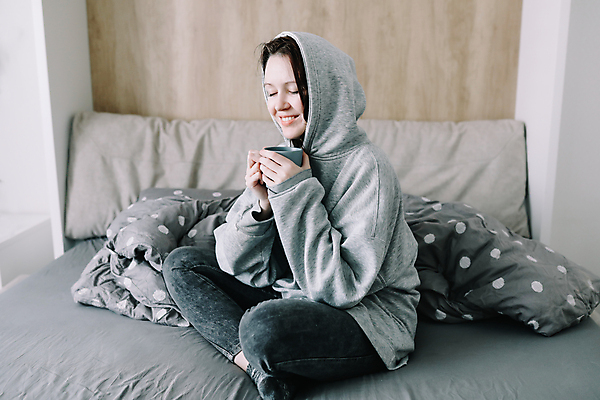 포토 JPG 해외이미지 라이프스타일 여자 커피 음료 베개 침구 아침 휴식 아파트 주택 실내 따뜻함 한명 내부 컵 기쁨 침실 꿈 방 침대 잠 야간 담요 부드러움 리빙 취침시간 안락 해외포토 주간 자연요소 1 식기 감정 가구 컨셉 사람 건물 생활 감각 파일형식 이미지허브