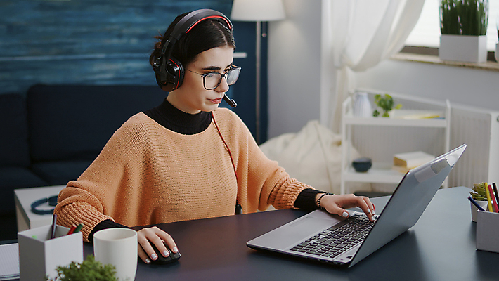 포토 JPG 해외이미지 서양인 여자 회의 수업 한명 상반신 성인 앞모습 옆모습 노트북 스터디 컴퓨터 헤드셋 타이핑 잡기 마우스 강의 성인여자한명만 안경낌 해외포토 외국인 1 교육 안경 뷰포인트 음향기기 비즈니스 모션 사람 전자제품 학습 컴퓨터용품 헤드폰 여자한명만 성인여자만 파일형식 이미지허브