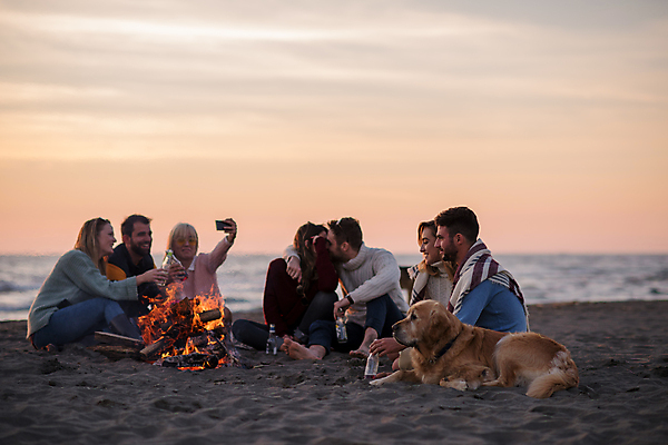 포토 JPG 해외이미지 전신 한마리 커플 여자 남자 하늘 키스 앉기 여러명 성인 해변 야외 앞모습 옆모습 친구 캠핑 리트리버 강아지 야간 셀프카메라 모닥불 성인만 해외포토 자연요소 1 바다 뷰포인트 다수 관계 모션 불 레저 사람 반려동물 사진촬영 개 애정표현 파일형식 이미지허브