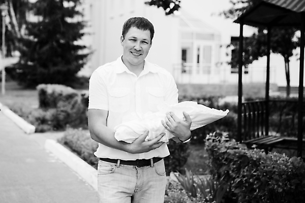 포토 JPG 해외이미지 주간 남자 안기 흑백 웃음 상반신 성인 야외 두명 앞모습 아웃포커스 아기 아빠 육아대디 해외포토 자연요소 뷰포인트 가족 모션 촬영기법 표정 사람 파일형식 이미지허브