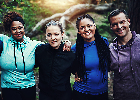 포토 JPG 해외이미지 주간 라이프스타일 응시 여자 남자 행복 어깨동무 함께함 여러명 상반신 성인 야외 앞모습 친구 운동복 운동 활발 그룹 숲 긍정 성인만 해외포토 자연요소 시선 옷 감정 뷰포인트 포즈 다수 컨셉 관계 건강 사람 생활 파일형식 이미지허브