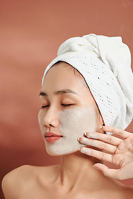 포토 JPG 해외이미지 여자 실내 두건 한명 동양인 상반신 성인 옆모습 수건 뷰티 손들기 눈감음 피부관리 바르기 팩 머드팩 성인여자한명만 갈색배경 해외포토 1 뷰포인트 백그라운드 모션 사람 인종 내부 위생용품 갈색 화장품 여자한명만 성인여자만 파일형식 이미지허브