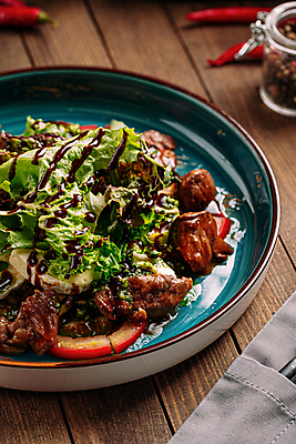 포토 JPG 해외이미지 접시 서양음식 실내 사람없음 샐러드 고기샐러드 나무배경 해외포토 식기 음식 백그라운드 내부 파일형식 이미지허브