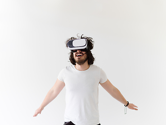 포토 JPG 해외이미지 남자 미래 한명 손짓 상반신 성인 앞모습 흰색 성인남자한명만 VR기기 해외포토 1 뷰포인트 컬러 컨셉 모션 사람 기계 가상현실 남자한명만 성인남자만 파일형식 이미지허브