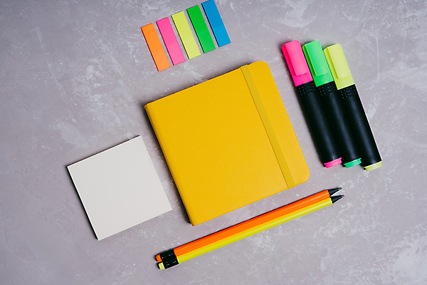 포토 JPG 해외이미지 학생 라이프스타일 교육 어린이 분홍색 백그라운드 컨셉 가방 오렌지 장신구 배낭 교실 학교 탁자 표시 성공 수업 문구용품 창조 사람없음 목재 책 초록색 스터디 컬러풀 연필 노란색 쪽지 공백 도구 작음 9월 책상 오브젝트 지우개 엘리먼트 초보 해외포토 나무 잡화 컬러 가구 과일 재료 학용품 사람 생활 학습 필기구 날짜 크기 파일형식 이미지허브