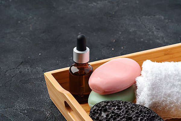 포토 JPG 해외이미지 회색배경 실내 사람없음 수건 뷰티 오일 오브젝트 비누 공병 나무쟁반 앰플 해외포토 음식 백그라운드 쟁반 내부 목재 위생용품 화장품 회색 병_담는 파일형식 이미지허브