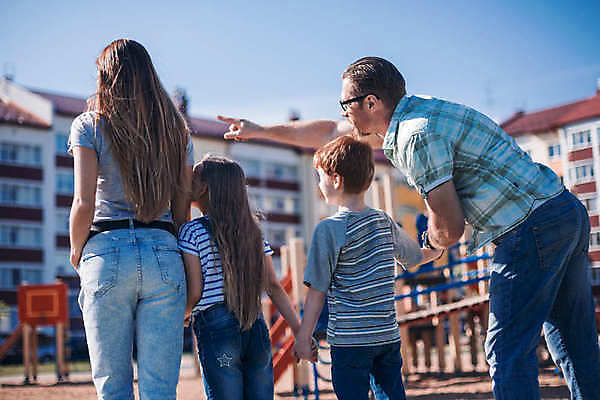 포토 JPG 해외이미지 라이프스타일 응시 여자 남자 딸 행복 아들 어린이 가족 엄마 남편 함께함 사랑 소년 여러명 상반신 성인 야외 건물 옆모습 뒷모습 도시 아빠 놀이터 해외포토 건축물 시선 감정 뷰포인트 다수 컨셉 관계 놀이 사람 생활 파일형식 이미지허브