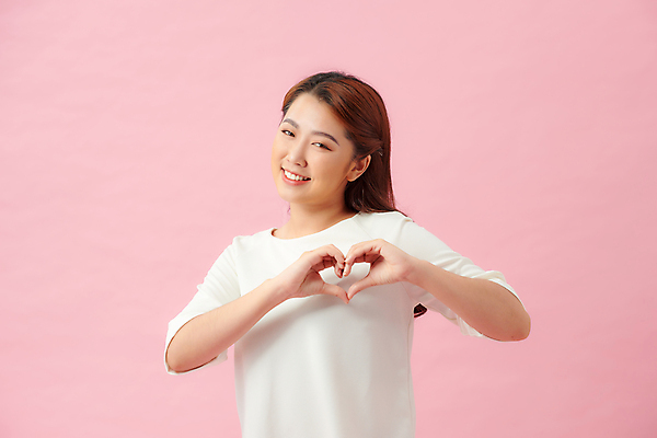 포토 JPG 해외이미지 여자 행복 분홍색 갈색머리 사랑 한명 미소 동양인 상반신 성인 앞모습 하트 손하트 성인여자한명만 해외포토 모양 1 헤어스타일 감정 뷰포인트 컬러 표정 사람 인종 손짓 여자한명만 성인여자만 파일형식 이미지허브