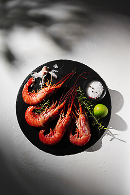 포토 JPG 해외이미지 접시 새우 마늘 그림자 사람없음 하이앵글 원형 조미료 라임 로즈메리 해외포토 도형 식기 뷰포인트 채소 과일 갑각류 허브 향미료 파일형식 이미지허브