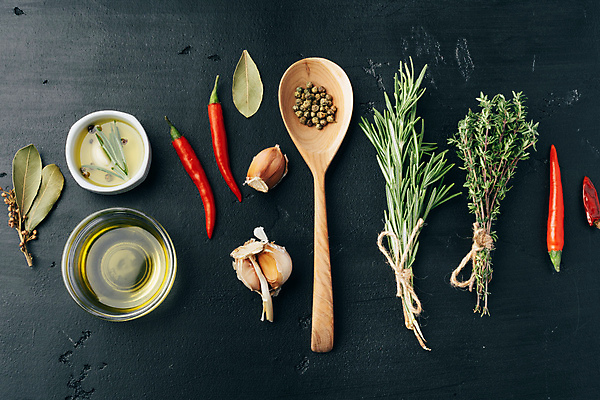 포토 JPG 해외이미지 식재료 검은배경 실내 마늘 사람없음 올리브오일 향신료 홍고추 로즈메리 나무숟가락 백리향 월계수 해외포토 백그라운드 채소 고추 내부 숟가락 검은색 기름_음식 허브 향미료 파일형식 이미지허브