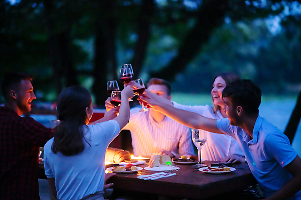 포토 JPG 해외이미지 여자 남자 음식 와인잔 조명 여러명 상반신 성인 야외 파티 저녁식사 저녁 레드와인 즐거움 건배 성인만 해외포토 감정 다수 술잔 사람 이벤트 와인 식사 야간 파일형식 이미지허브
