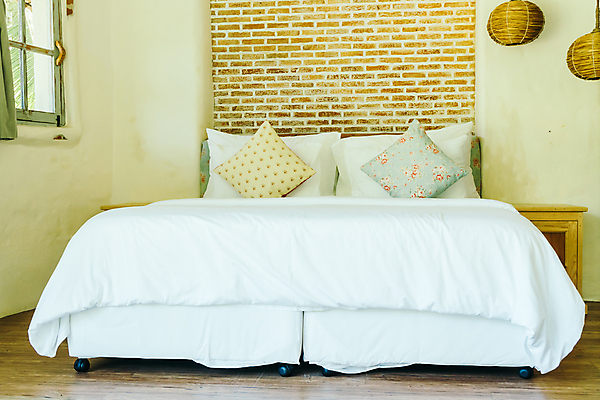 포토 JPG 해외이미지 디자인 가구 베개 새로움 아파트 주택 실내 사람없음 내부 장식 우주 침실 방 흰색 침대 램프 고급 만들기 스타일 해외포토 컬러 생활용품 컨셉 침구 모션 조명 건물 파일형식 이미지허브