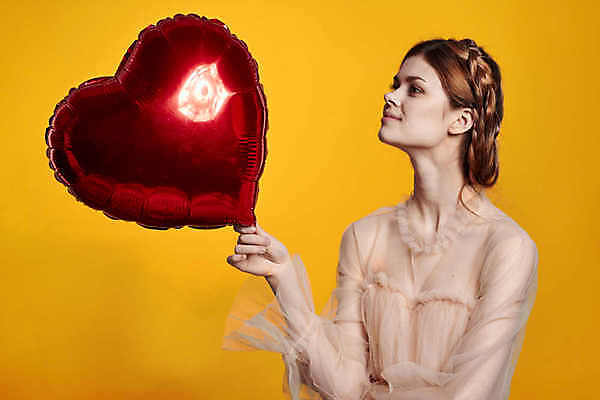 포토 JPG 해외이미지 응시 여자 사랑 한명 상반신 성인 앞모습 옆모습 하트 잡기 풍선 노란배경 성인여자한명만 해외포토 모양 1 시선 감정 뷰포인트 백그라운드 모션 사람 노란색 여자한명만 성인여자만 파일형식 이미지허브