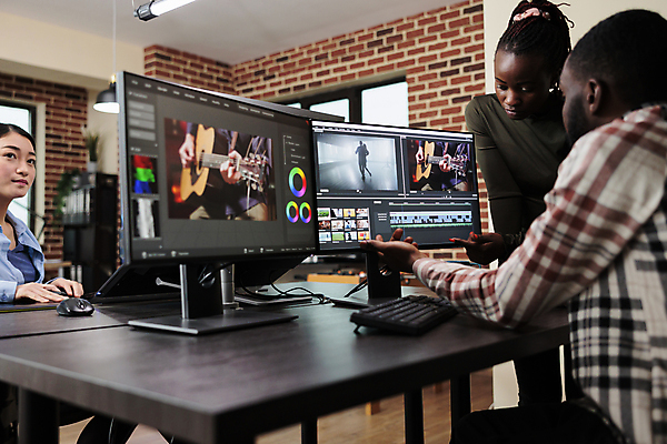 포토 JPG 해외이미지 여자 남자 벽돌 실내 동양인 상반신 성인 그래픽 세명 모니터 키보드 그래픽디자이너 성인만 영상편집 해외포토 사람 인종 내부 컴퓨터 디자이너 파일형식 이미지허브