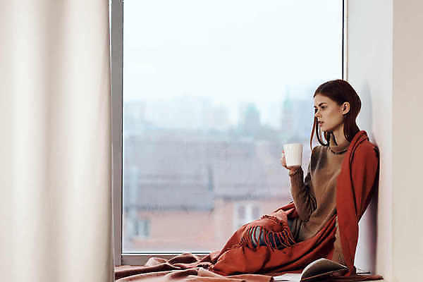 포토 JPG 해외이미지 주간 여자 티타임 휴식 실내 따뜻함 한명 들기 앉기 상반신 성인 옆모습 창가 성인여자한명만 해외포토 자연요소 1 뷰포인트 컨셉 창문 모션 사람 내부 여자한명만 성인여자만 파일형식 이미지허브