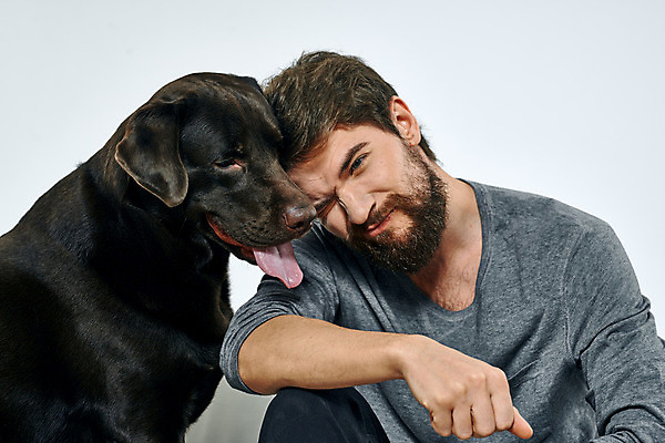 포토 JPG 해외이미지 백인 한마리 남자 반려견 장난 함께함 실내 한명 상반신 성인 앞모습 친구 반려동물 기댐 주먹 우정 찡그림 강아지 래브라도리트리버 즐거움 흰배경 성인남자한명만 해외포토 서양인 동물 1 감정 뷰포인트 백그라운드 컨셉 관계 모션 표정 사람 내부 흰색 개 리트리버 남자한명만 성인남자만 파일형식 이미지허브